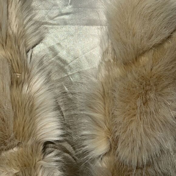 NWOT. Luxury Soft Faux Fur Vest - Picture 3 of 4